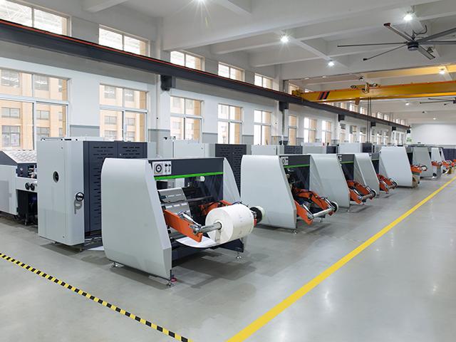 Adoptar m&aacute;quinas de bolsas de papel totalmente autom&aacute;ticas