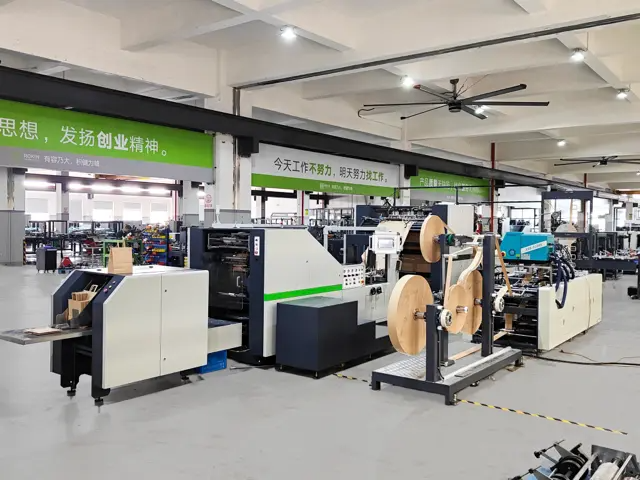 ¿Cómo afecta una máquina para fabricar bolsas de papel a la elección de materia prima?