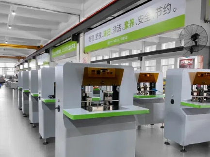 Una guía completa para las máquinas de corte de la columna de papel para la fabricación de libros y carpetas